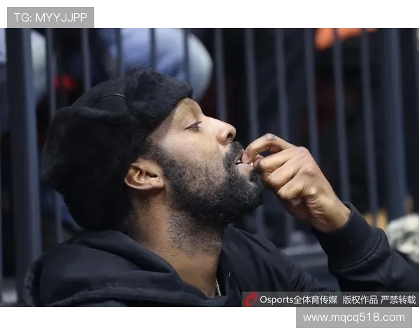 阿莫林无惧大雨赛后停步为球迷签名展现真情一幕