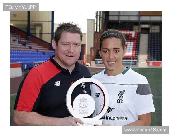 利物浦女足前主帅比尔德葬礼举行 逾六百人参加送别 利物浦女足前主帅比尔德葬礼举行 逾六百人参加送别