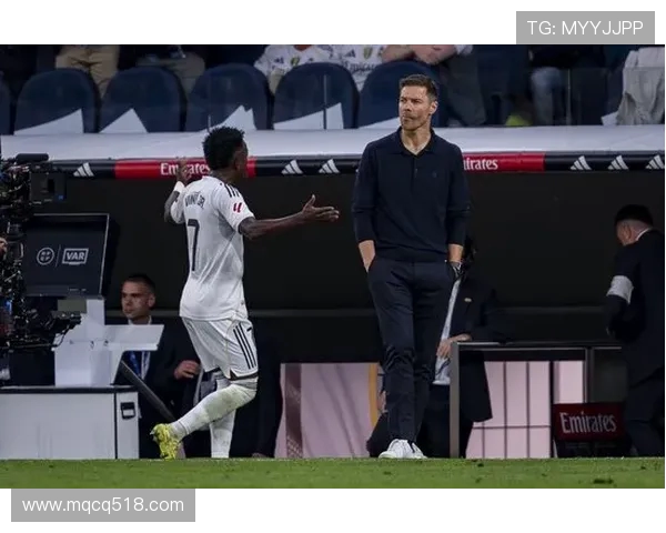 阿隆索因维尼修斯未能防守跟上对手做出换人决定